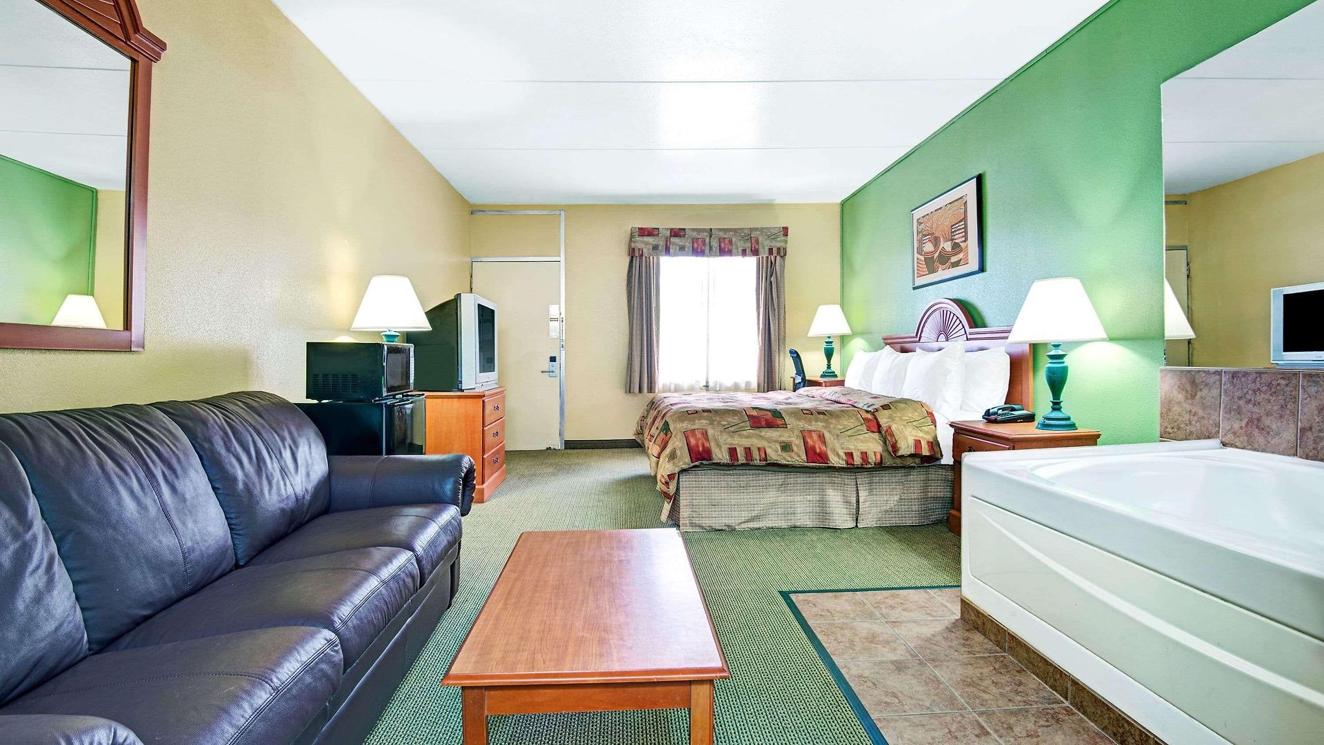 Super 8 By Wyndham Near Downtown / I-40 Hotel