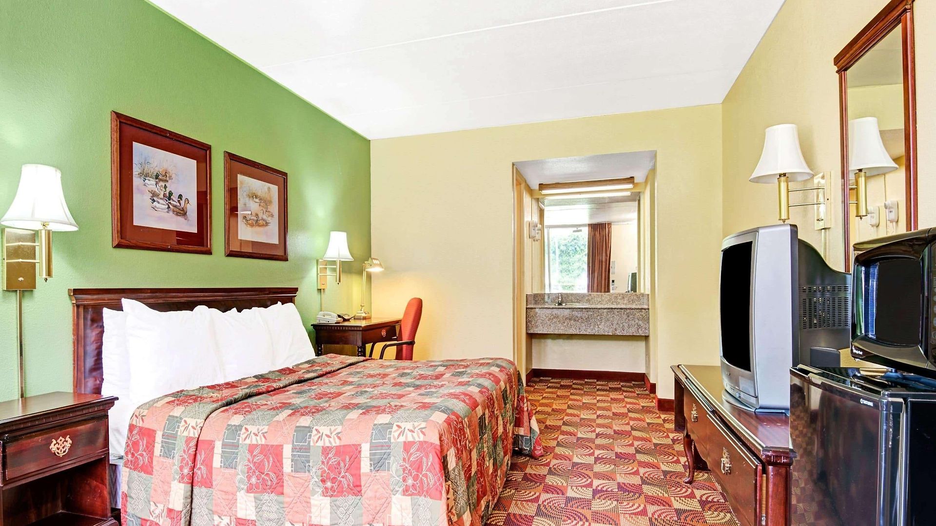 Super 8 By Wyndham Near Downtown / I-40 Hotel