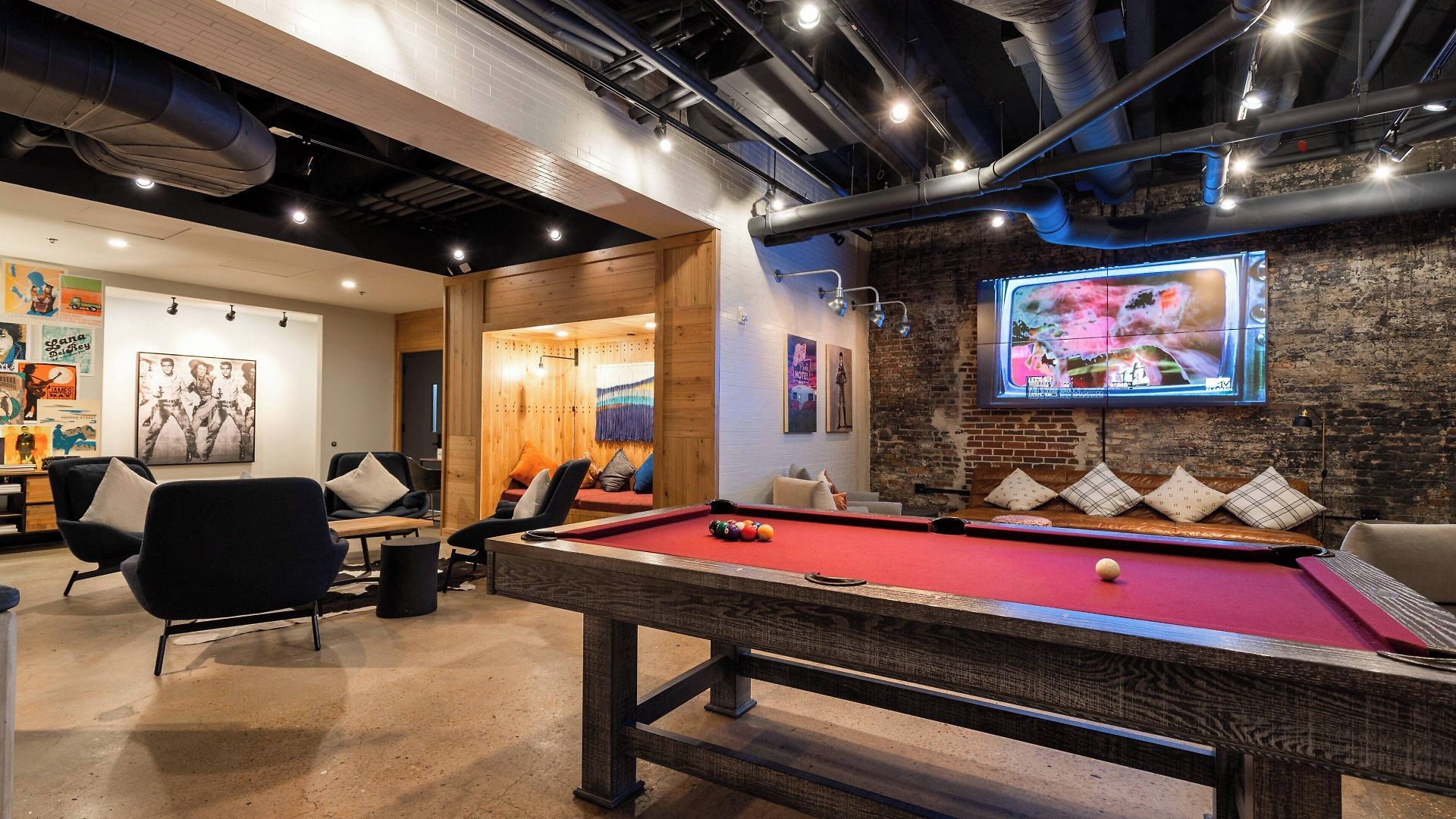 Moxy Downtown 3*