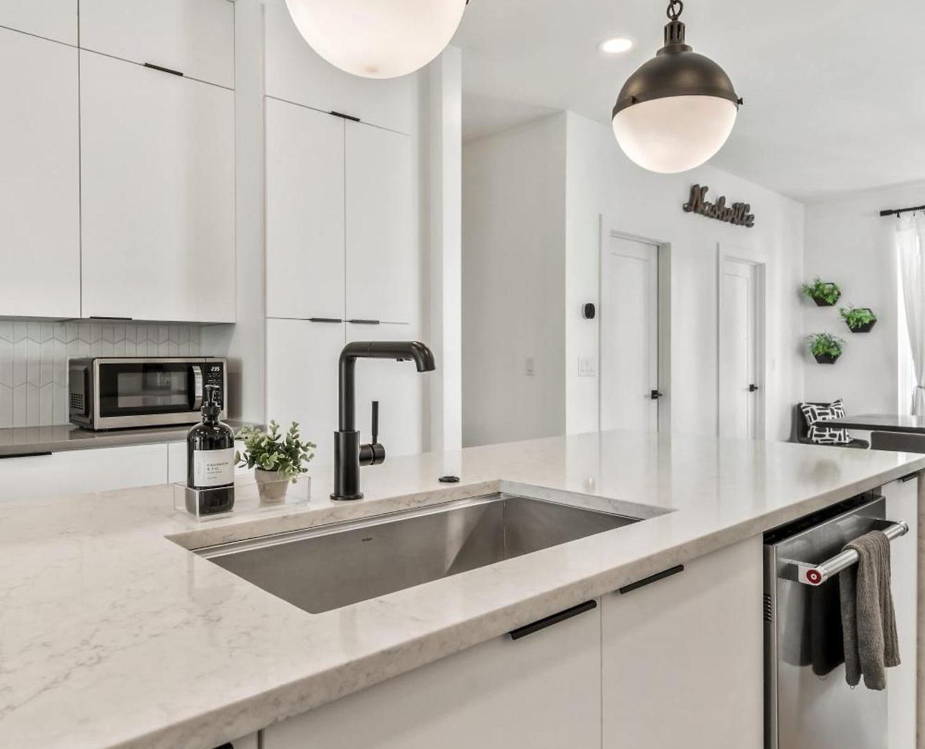 Spacious - 2 Homes, 15 Guests *