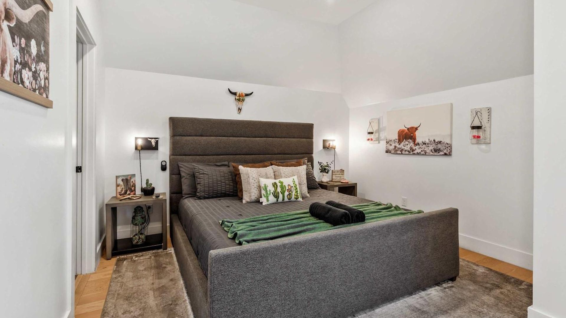 Spacious - 2 Homes, 15 Guests