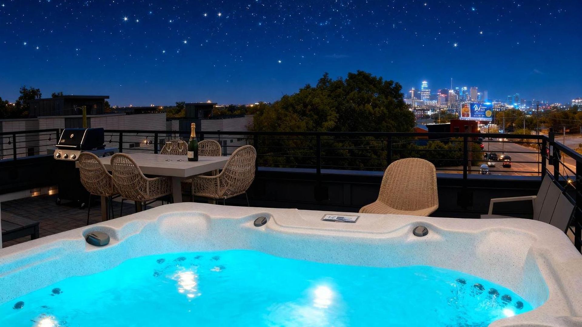 8br Rooftops With Hot Tub Fire Pit Skyline Views *