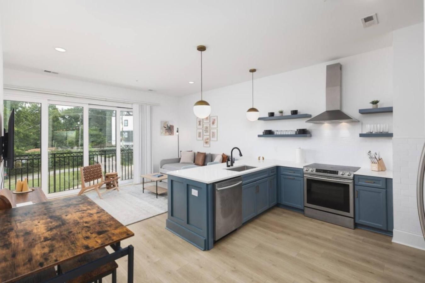 Sleeps 16 Two Side By Side Only 3 Miles Broadway