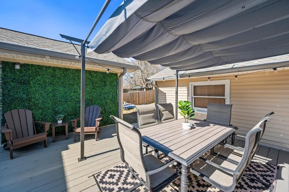 Cozy Ranch Retreat-large Deck & Yard-10 Mins To Downtown *