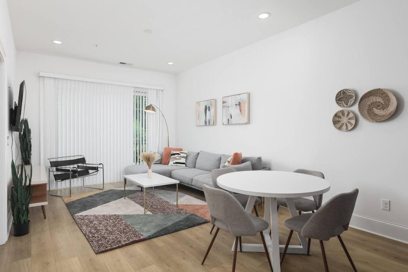 Sleeps 16 Two Side By Side Only 3 Miles Broadway