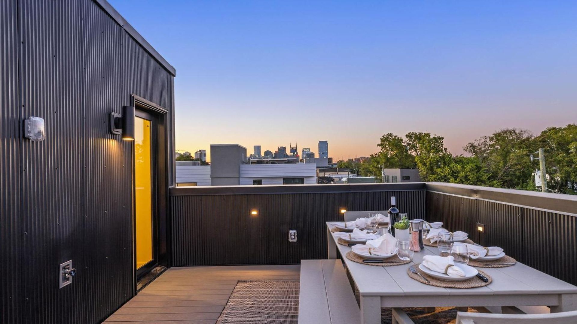 The Elmwood - Brand New Rooftop Lounge W Firepit