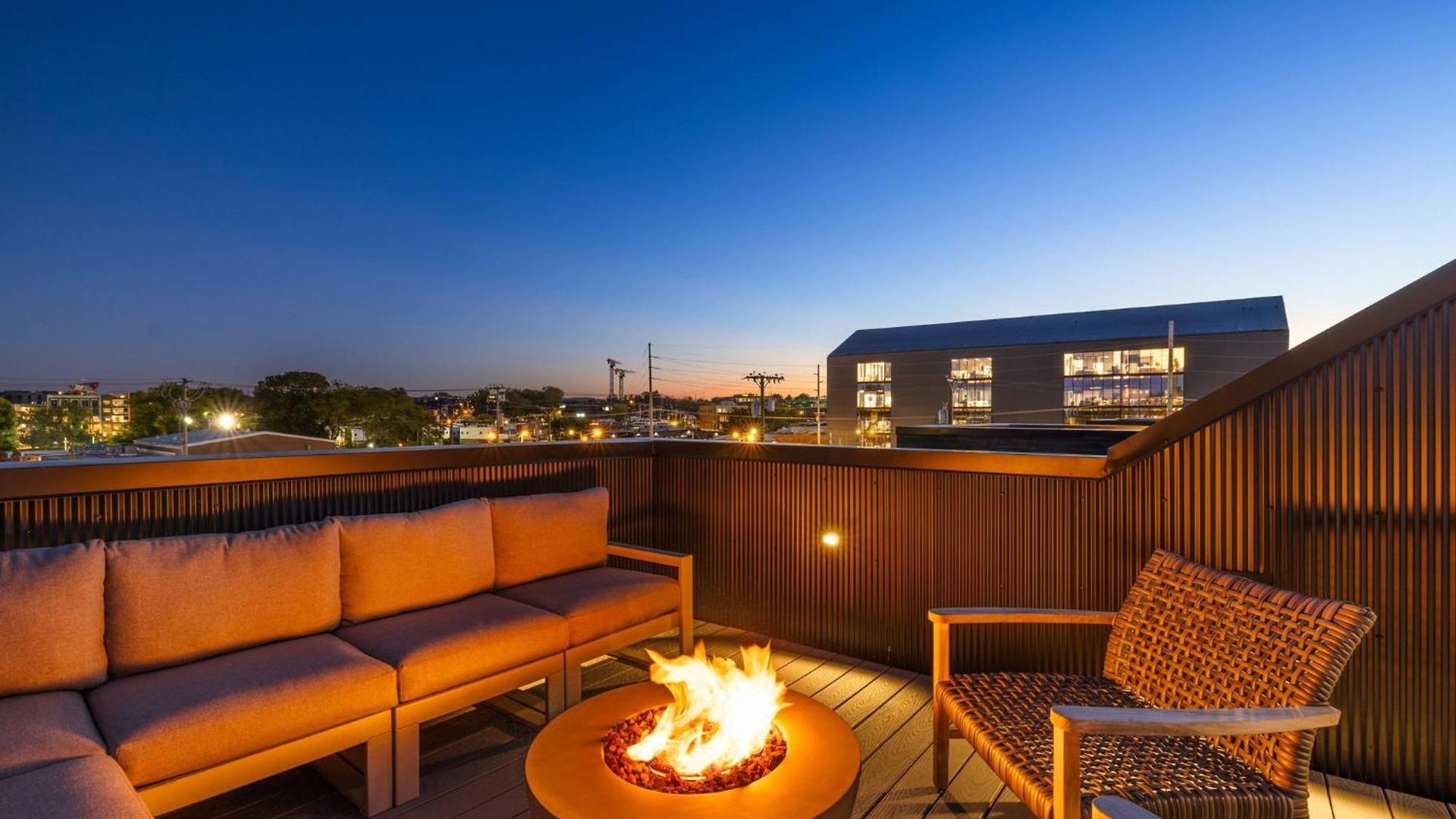 The Elmwood - Brand New Rooftop Lounge W Firepit Nashville