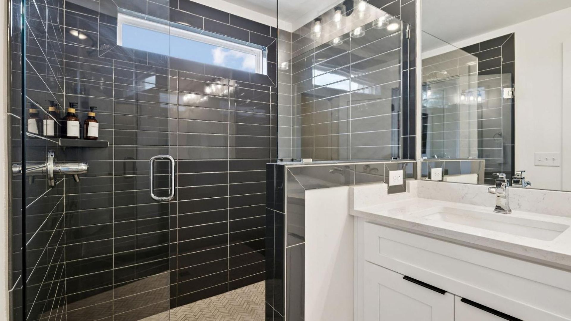 New Nash Modern Luxurious Space W Rooftop Views