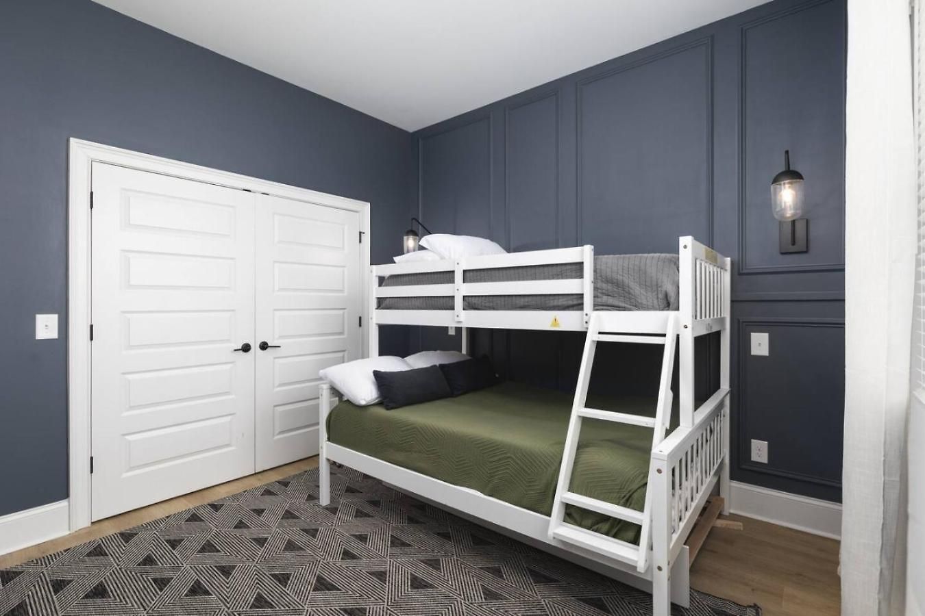 Sleeps 16 Two Side By Side Only 3 Miles Broadway