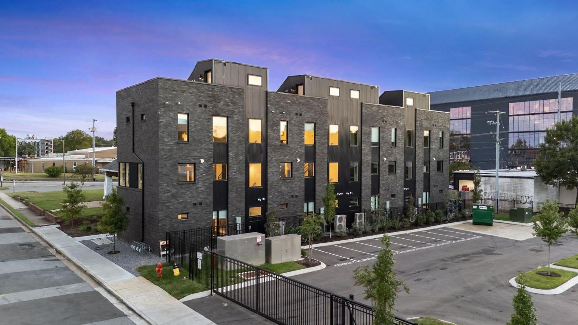 The Elmwood - Brand New Rooftop Lounge W Firepit