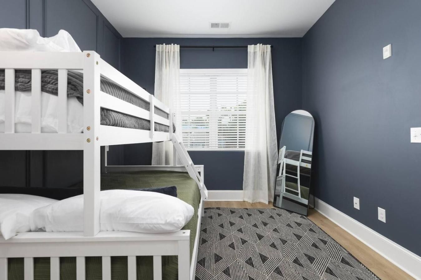 Sleeps 16 Two Side By Side Only 3 Miles Broadway *