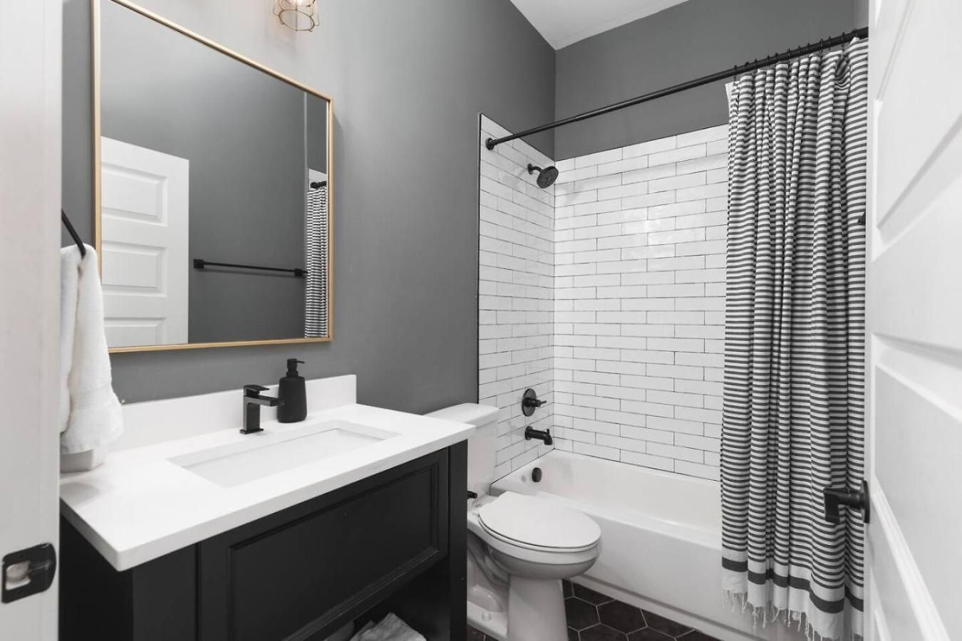 Sleeps 16 Two Side By Side Only 3 Miles Broadway *