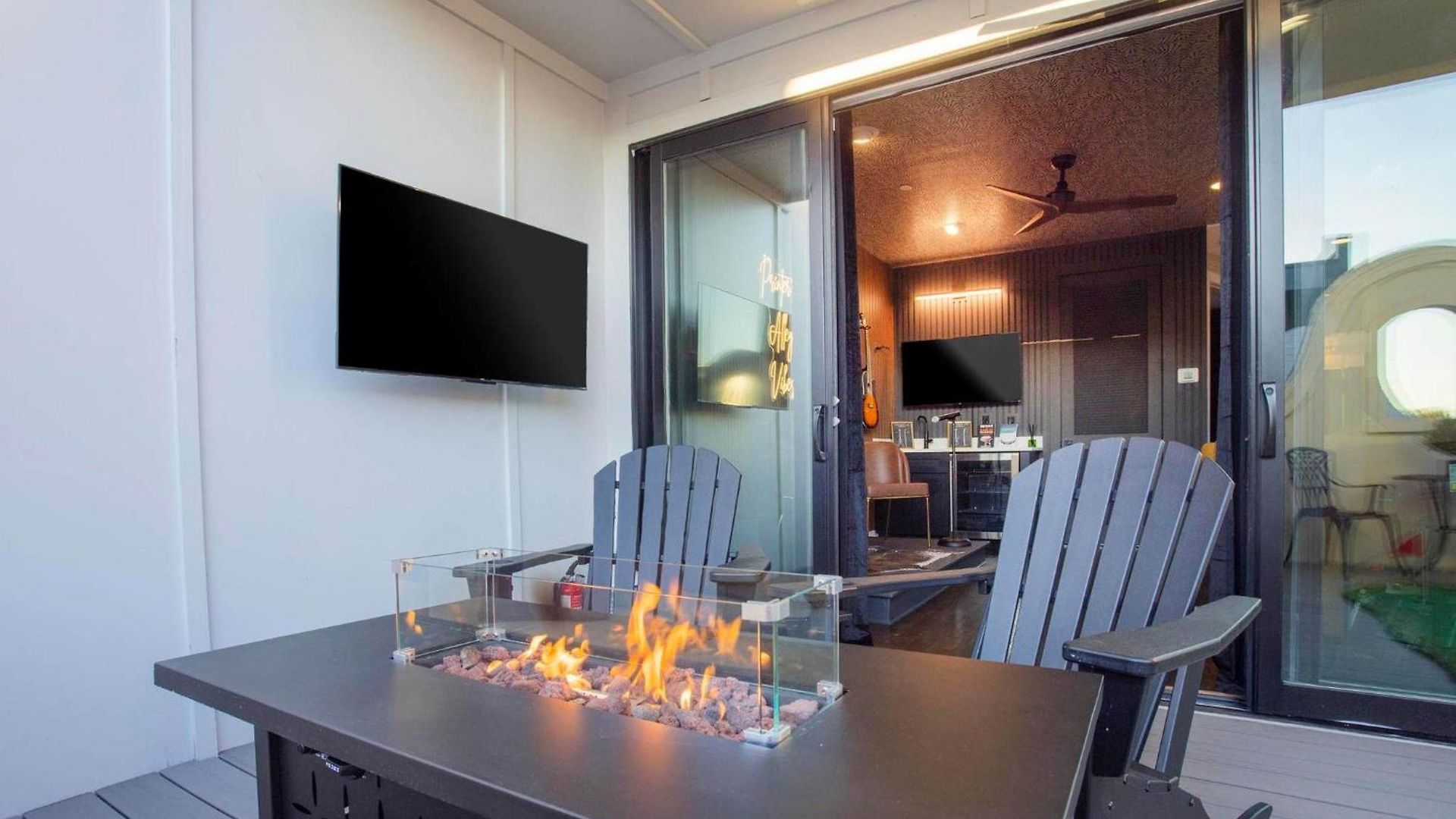 Printer's Alley Vibes Rooftop Fire Deck Karaoke Holiday home