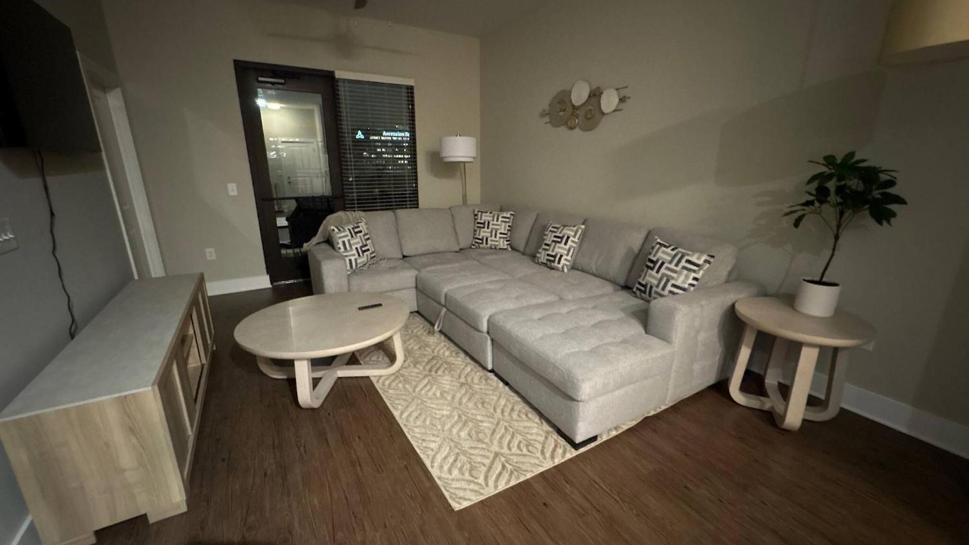 The Nash Luxe, Pool, Gym, Nightlife! * Nashville