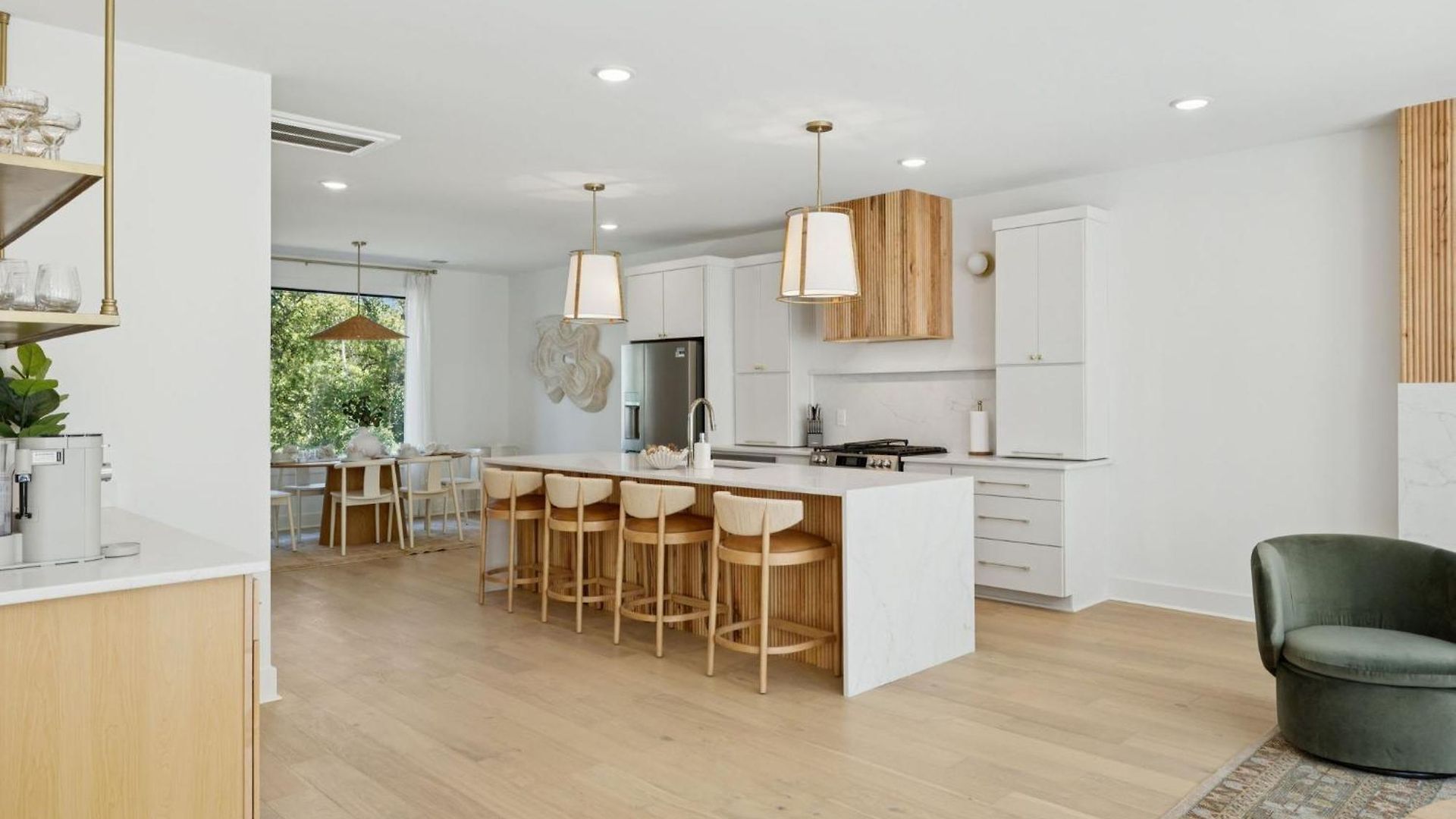 Apartment Getaway Rooftop Views & Modern Comfort *
