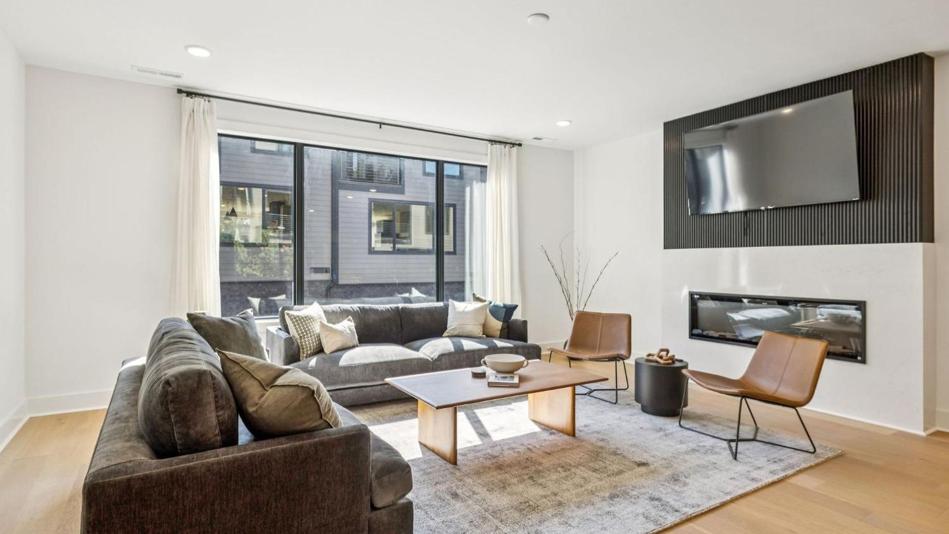 New Stylish Nash Townhouse W Hot Tub & Rooftop * Nashville