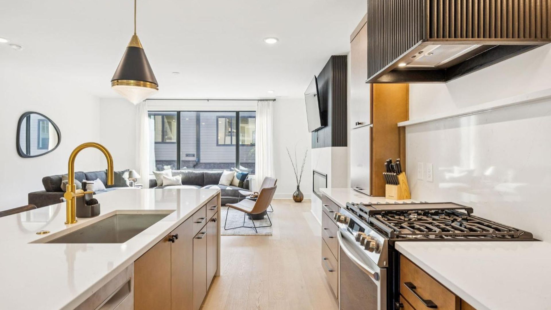 Apartment New Stylish Nash Townhouse W Hot Tub & Rooftop Nashville