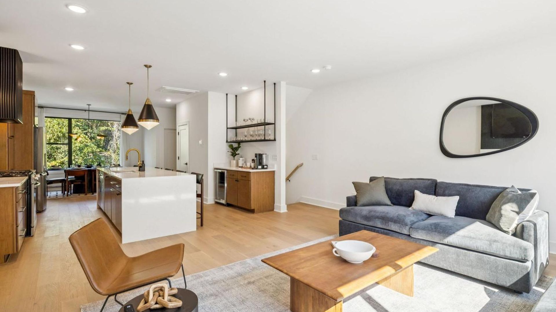 New Stylish Nash Townhouse W Hot Tub & Rooftop Apartment *