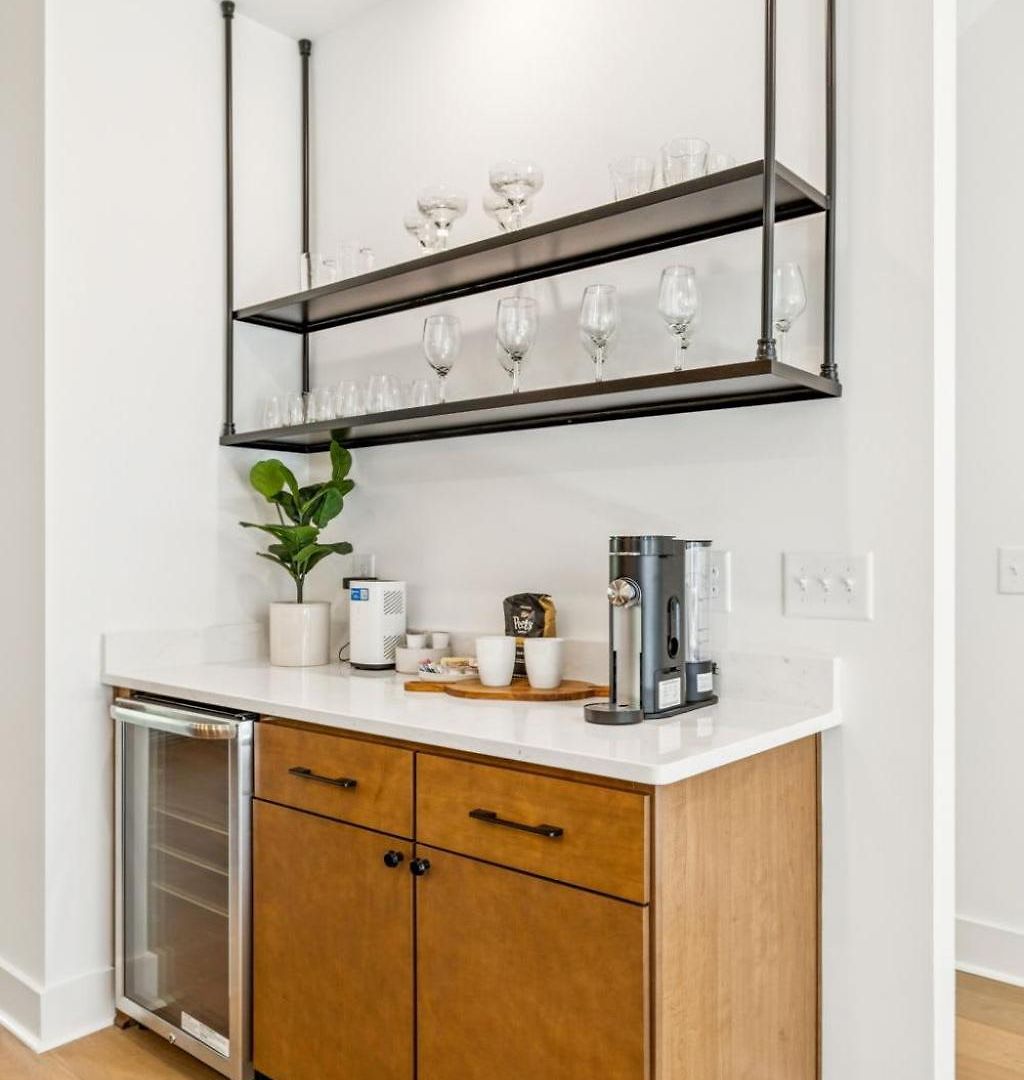 New Stylish Nash Townhouse W Hot Tub & Rooftop Apartment