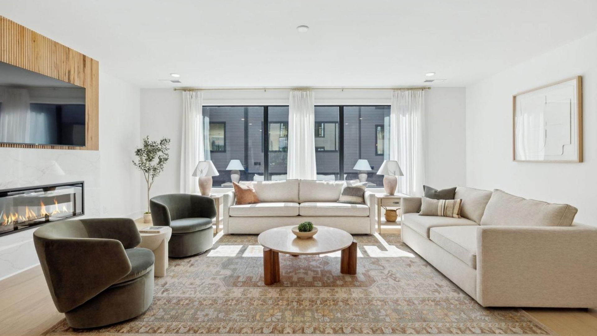 Apartment Getaway Rooftop Views & Modern Comfort *