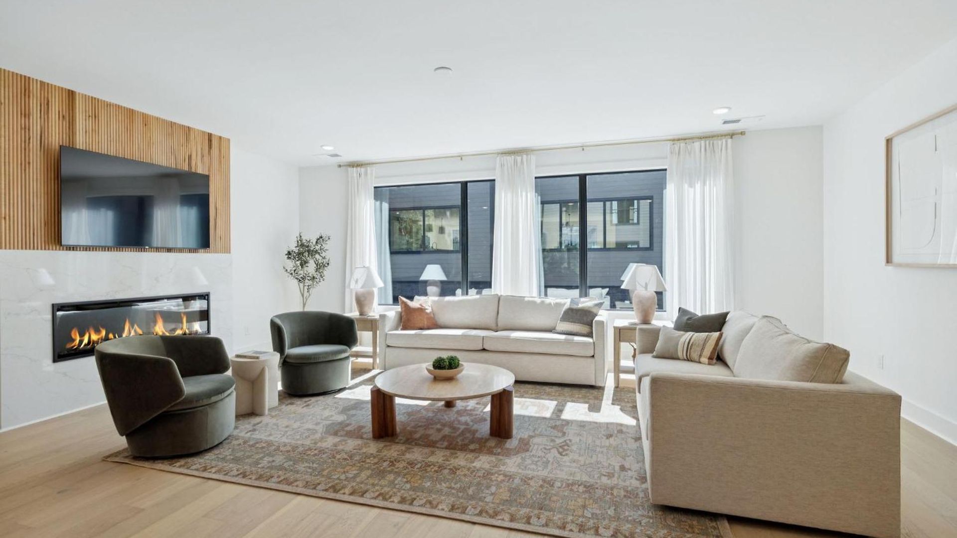 Apartment Getaway Rooftop Views & Modern Comfort *