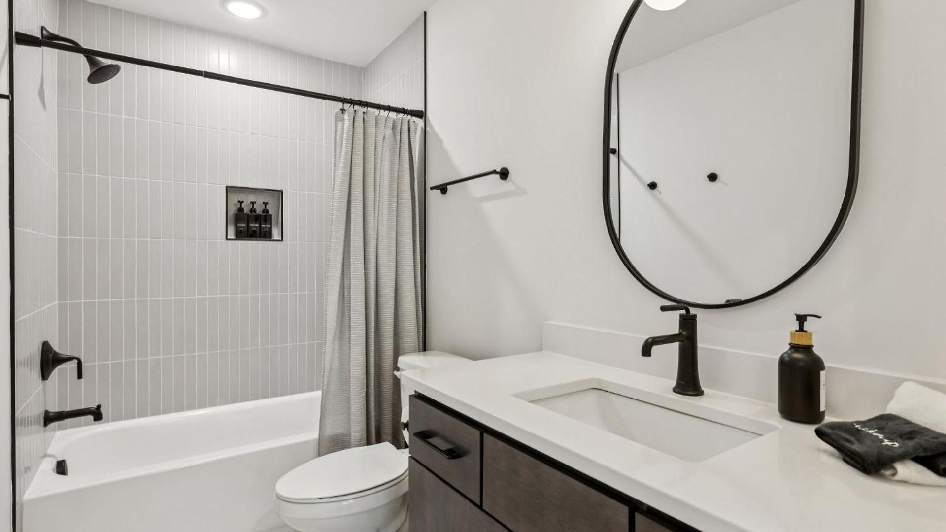 New Stylish Nash Townhouse W Hot Tub & Rooftop Apartment