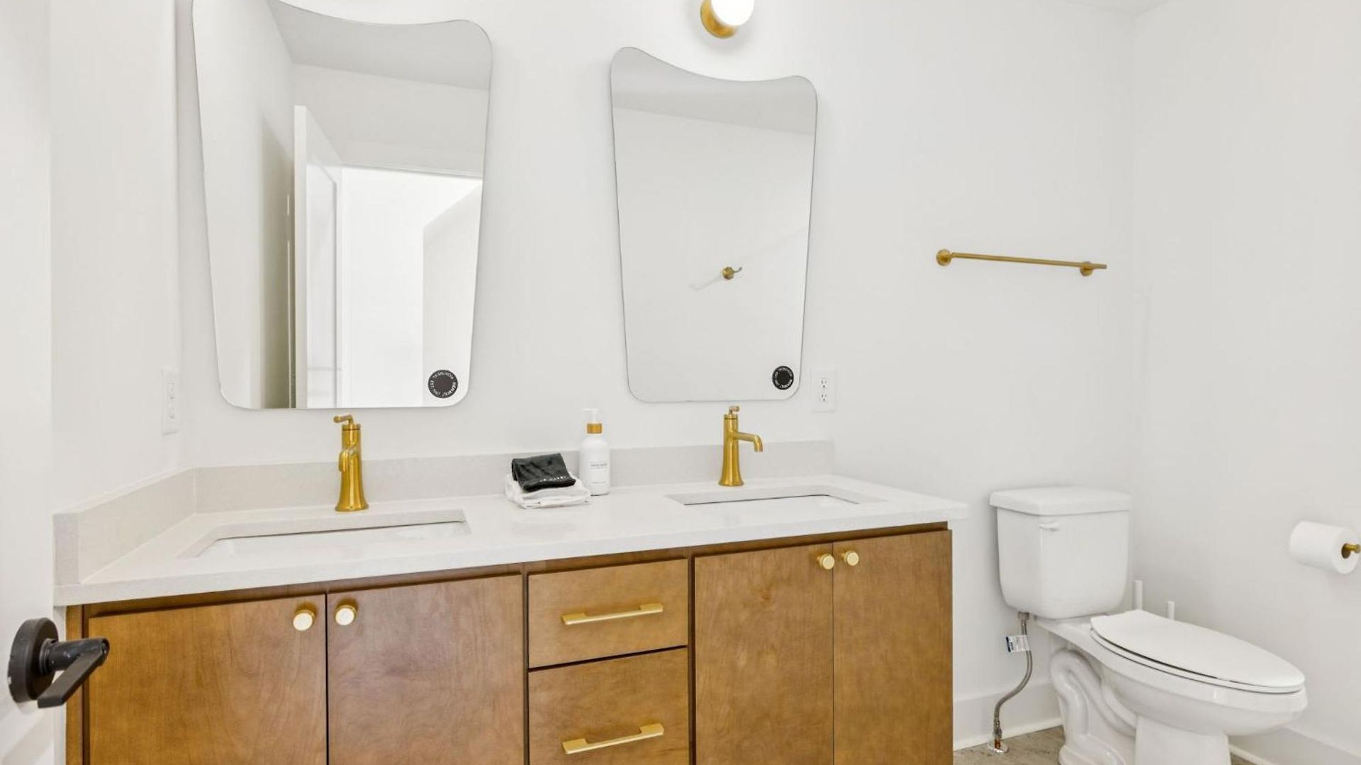 New Stylish Nash Townhouse W Hot Tub & Rooftop *