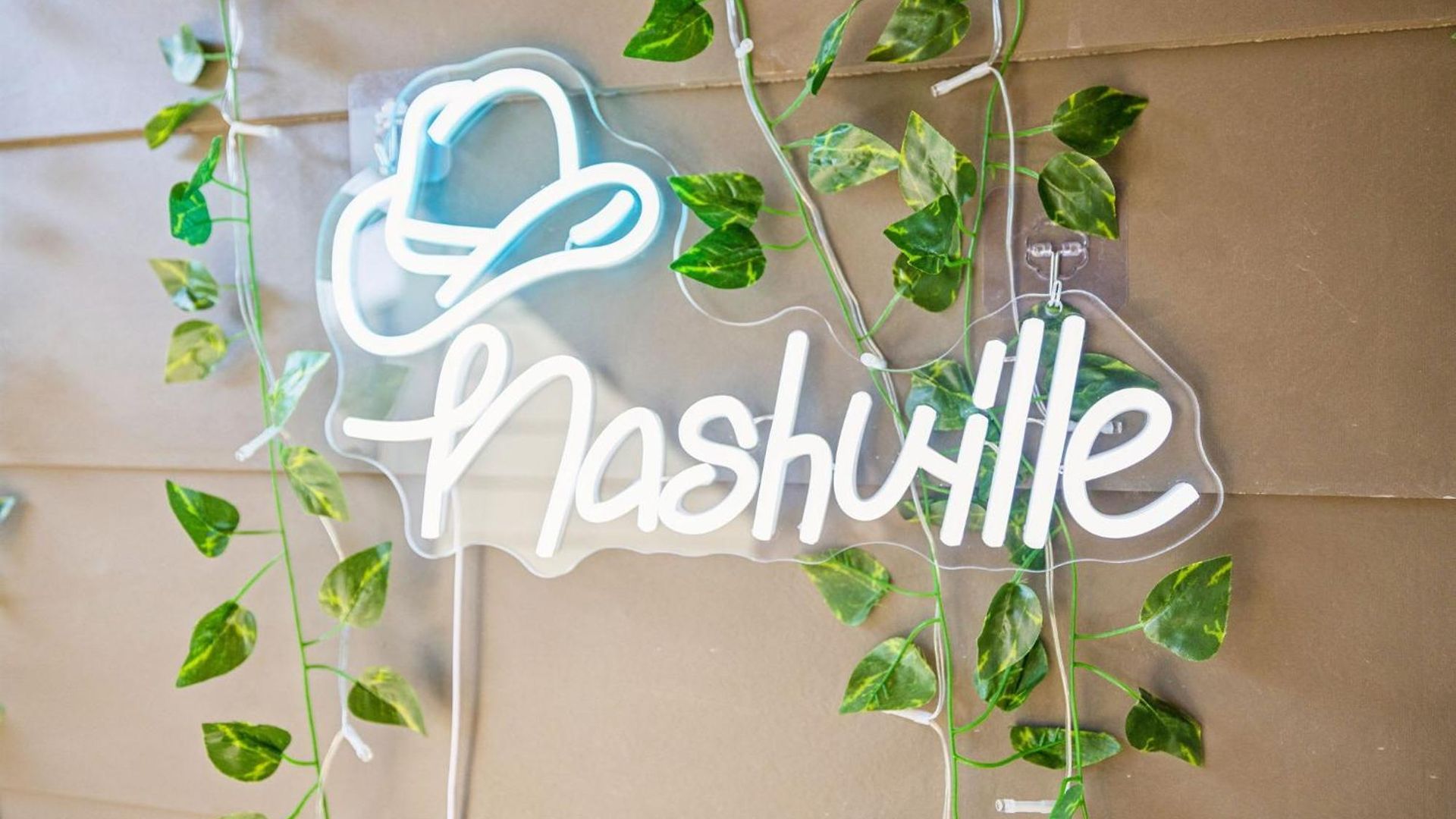 New Stylish Nash Townhouse W Hot Tub & Rooftop Apartment *