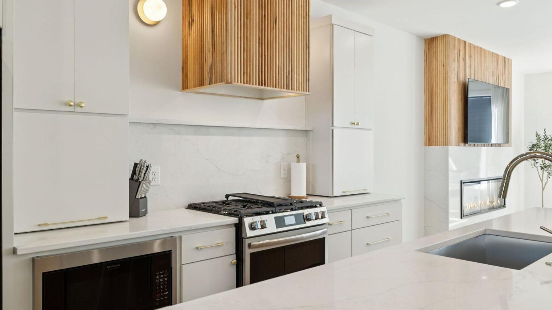 Getaway Rooftop Views & Modern Comfort