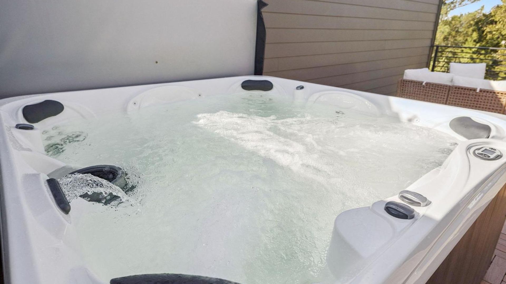 New Stylish Nash Townhouse W Hot Tub & Rooftop
