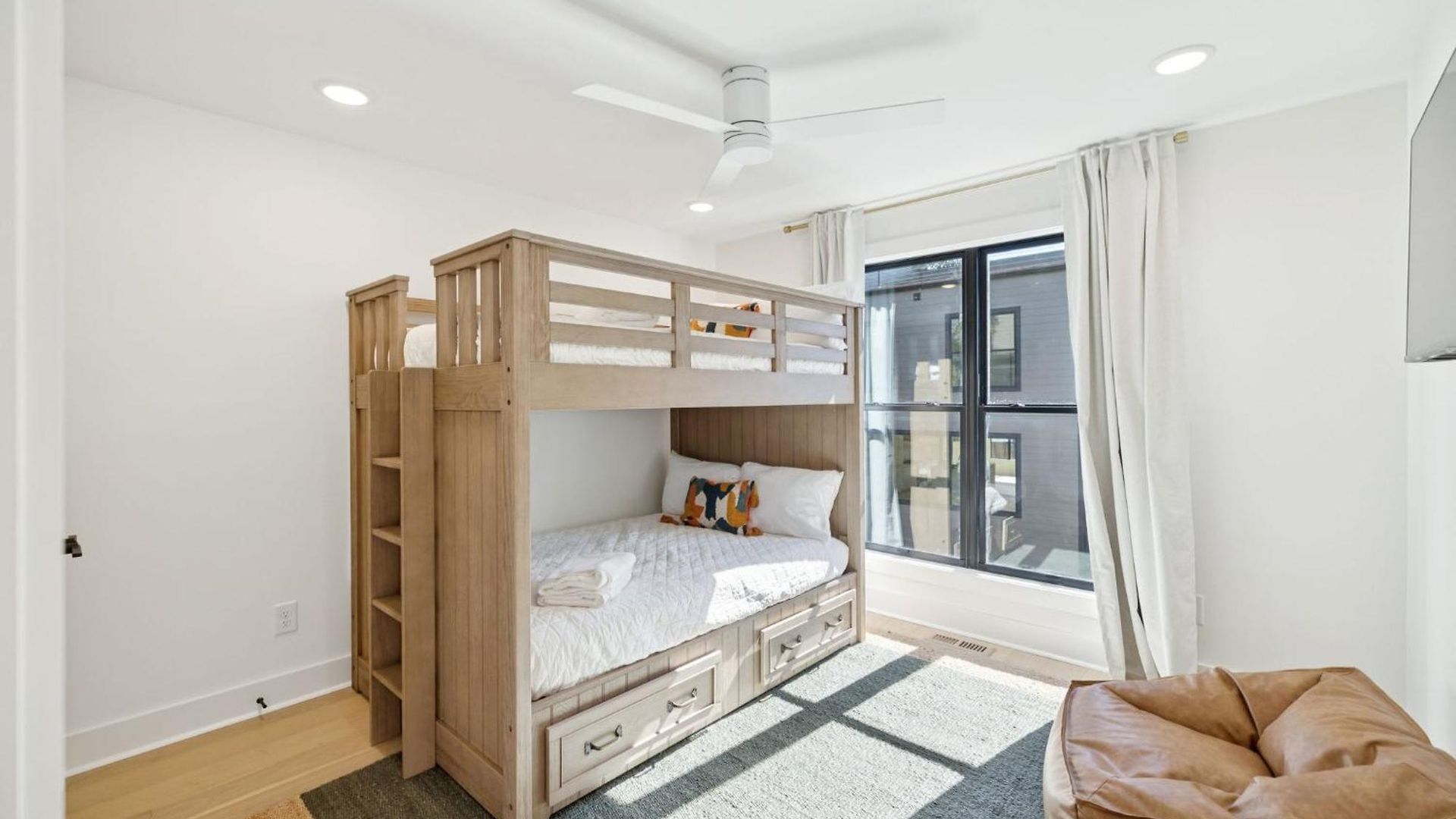 Apartment Getaway Rooftop Views & Modern Comfort *