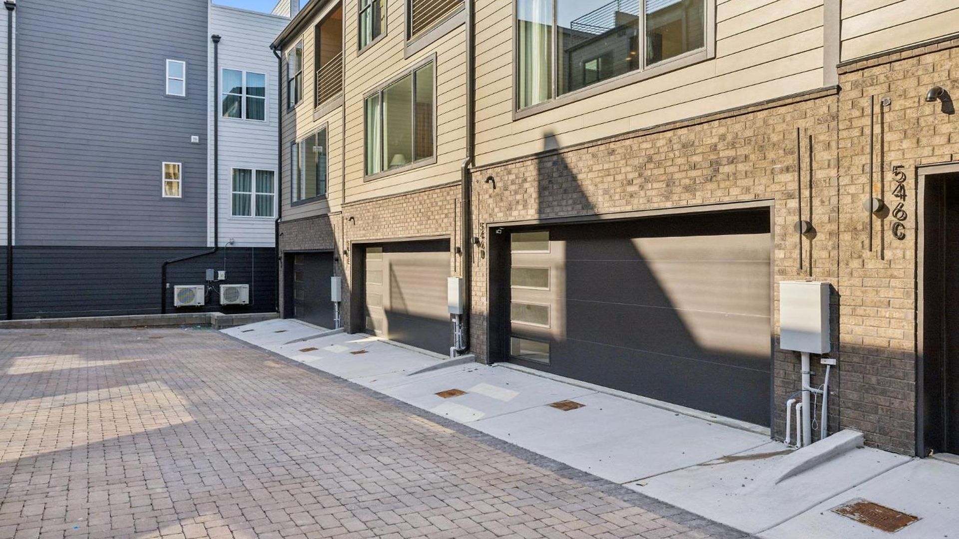 New Stylish Nash Townhouse W Hot Tub & Rooftop Apartment *