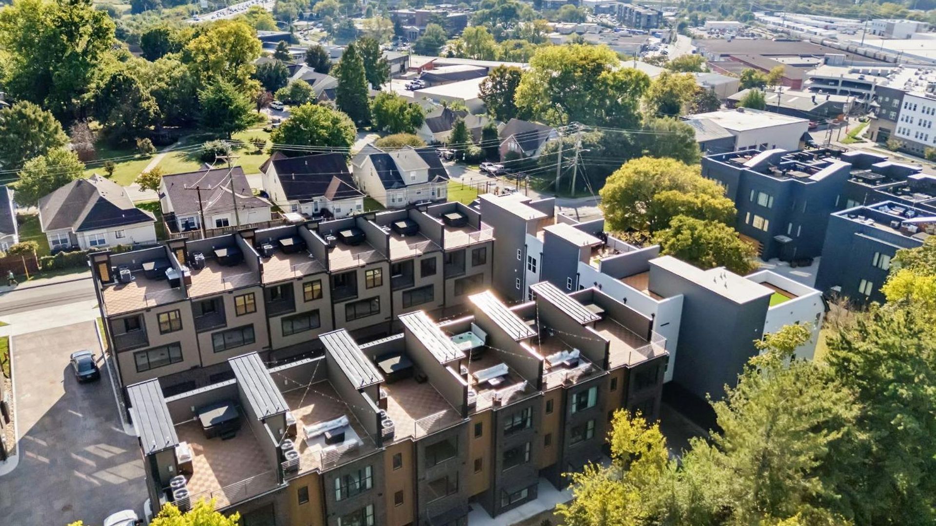 New Stylish Nash Townhouse W Hot Tub & Rooftop * Nashville