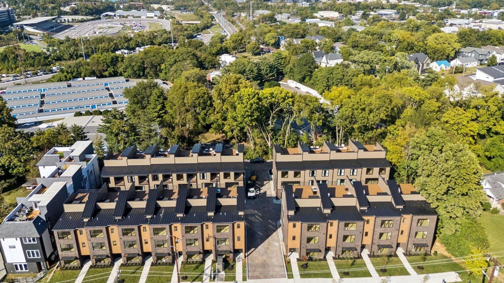 New Stylish Nash Townhouse W Hot Tub & Rooftop Apartment *