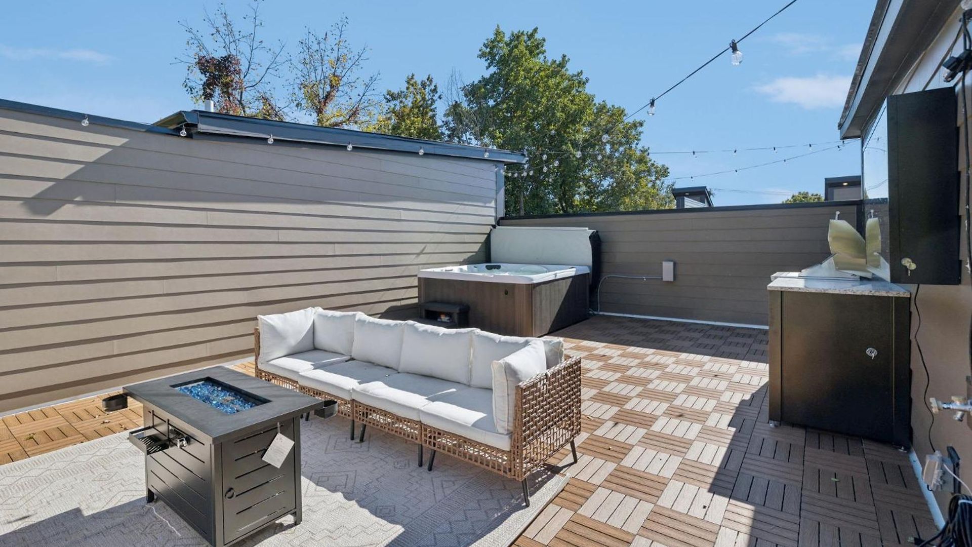 Apartment Getaway Rooftop Views & Modern Comfort Nashville
