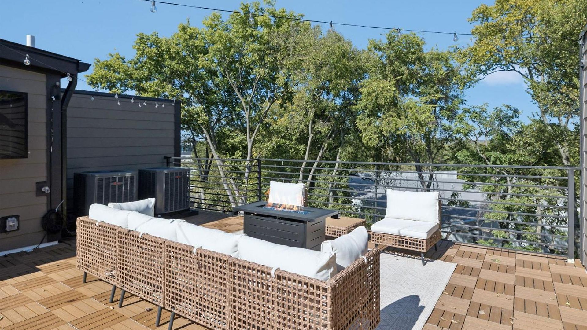 Apartment Getaway Rooftop Views & Modern Comfort *