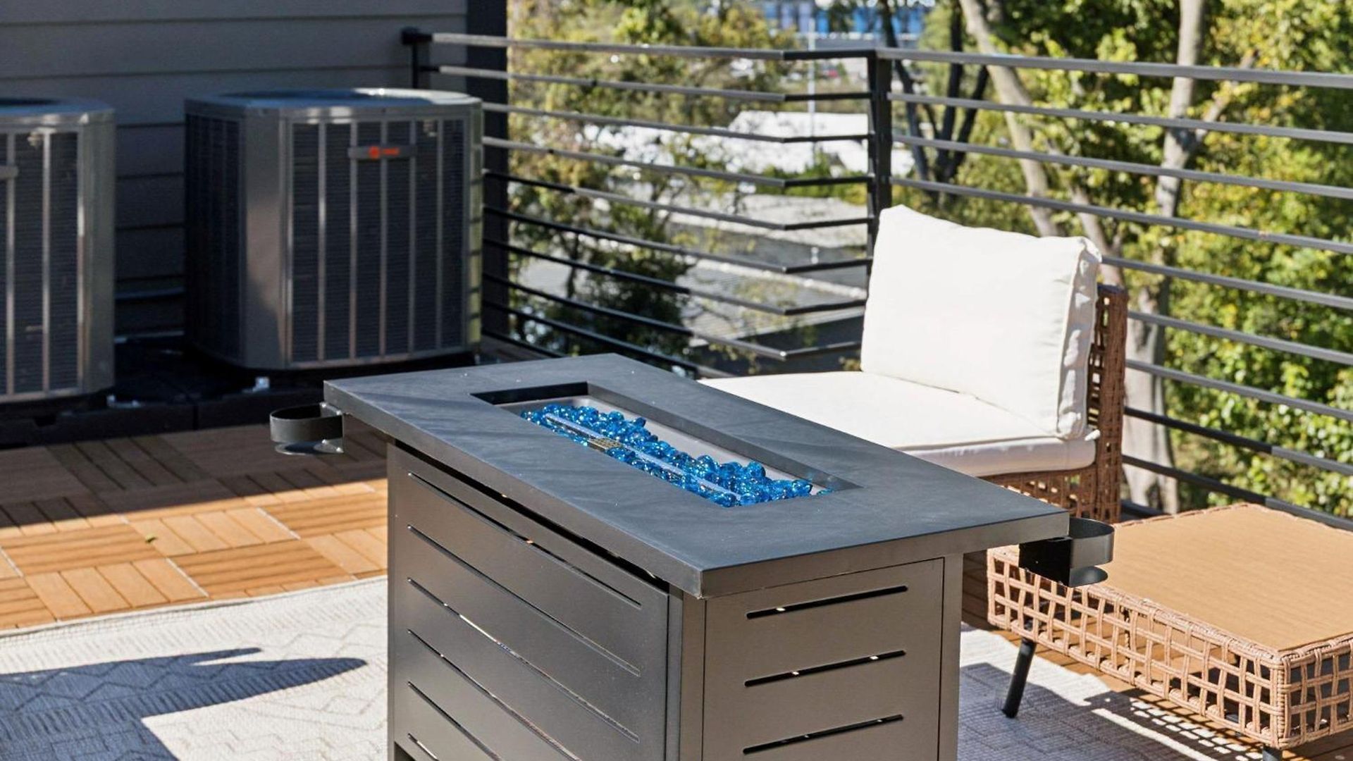Apartment Getaway Rooftop Views & Modern Comfort