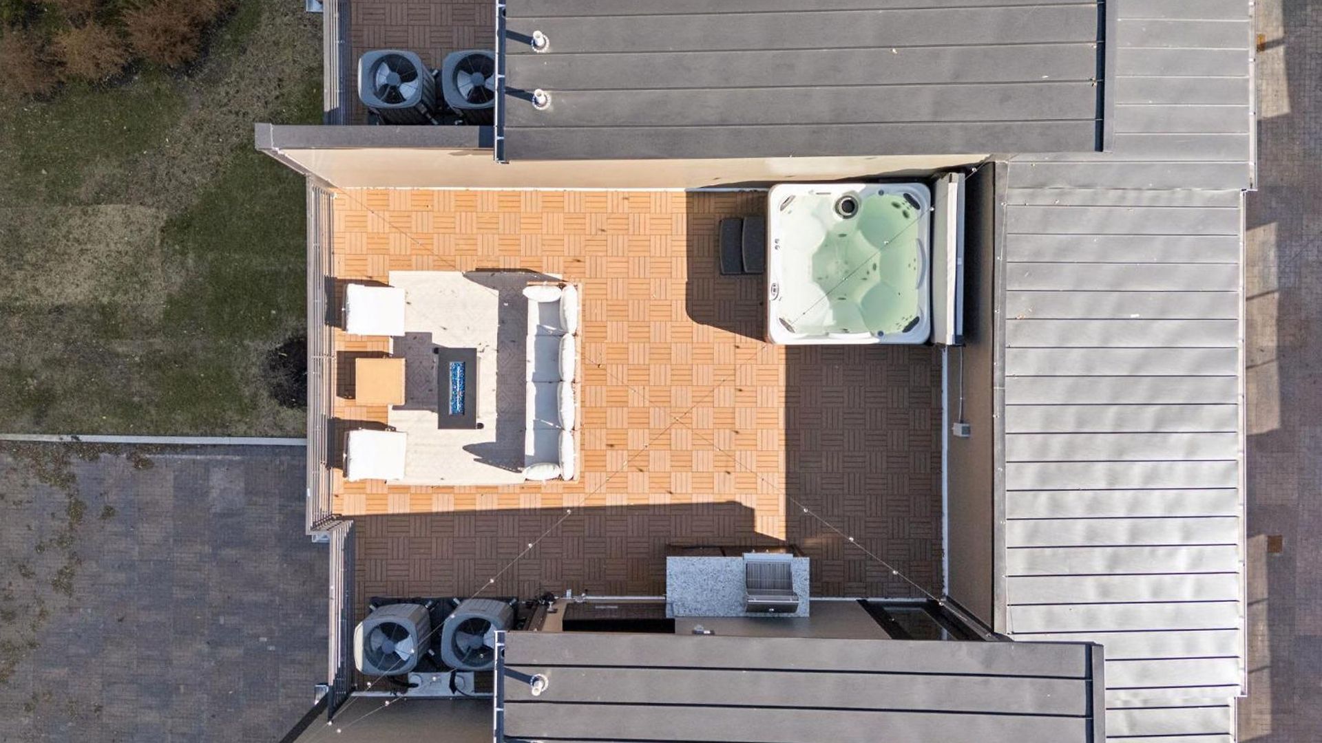 Apartment Getaway Rooftop Views & Modern Comfort