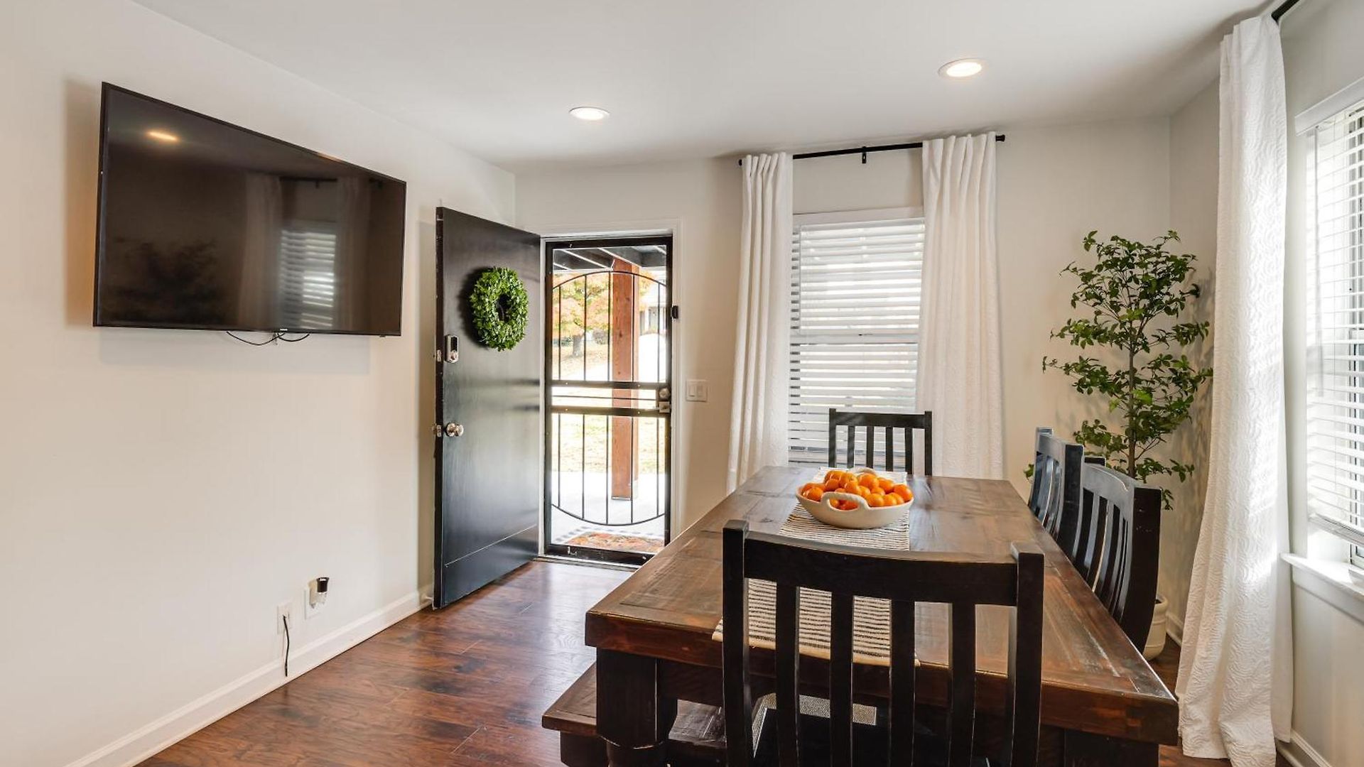 Backyard Retreat! Extended In Holiday home