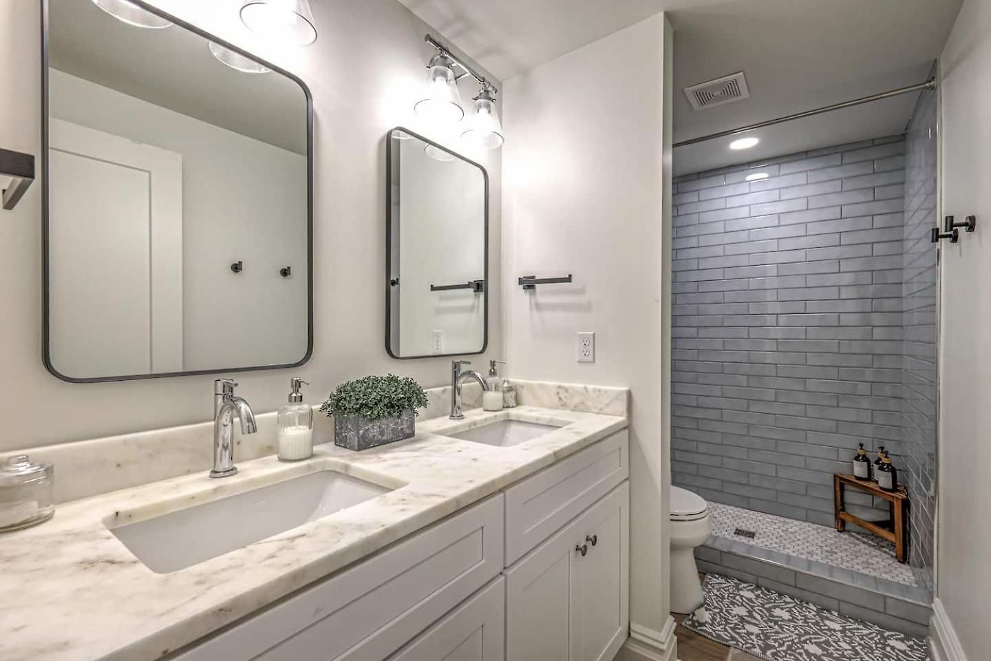 Dream Sylvan Park 4 Bed 3 Bath, Lush Outdoor Area