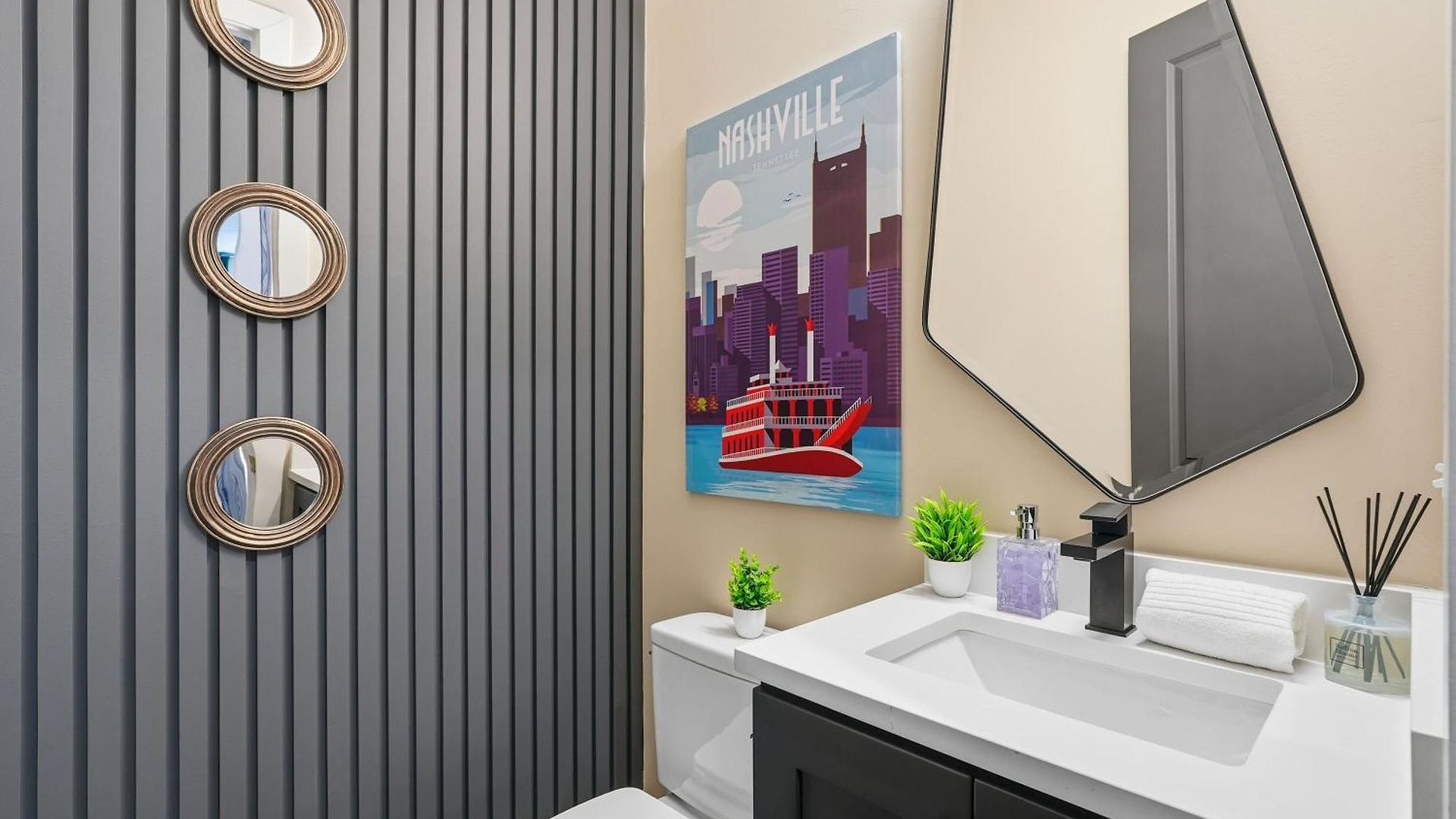 Showboat Vibes Murals Karaoke Stage Free Parking Holiday home Nashville