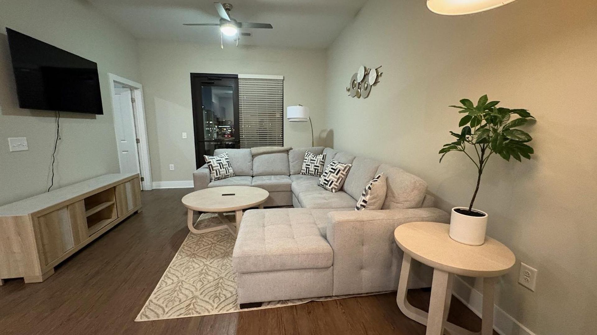 -new-the Nash Luxe, Pool, Gym, Nightlife! * Nashville