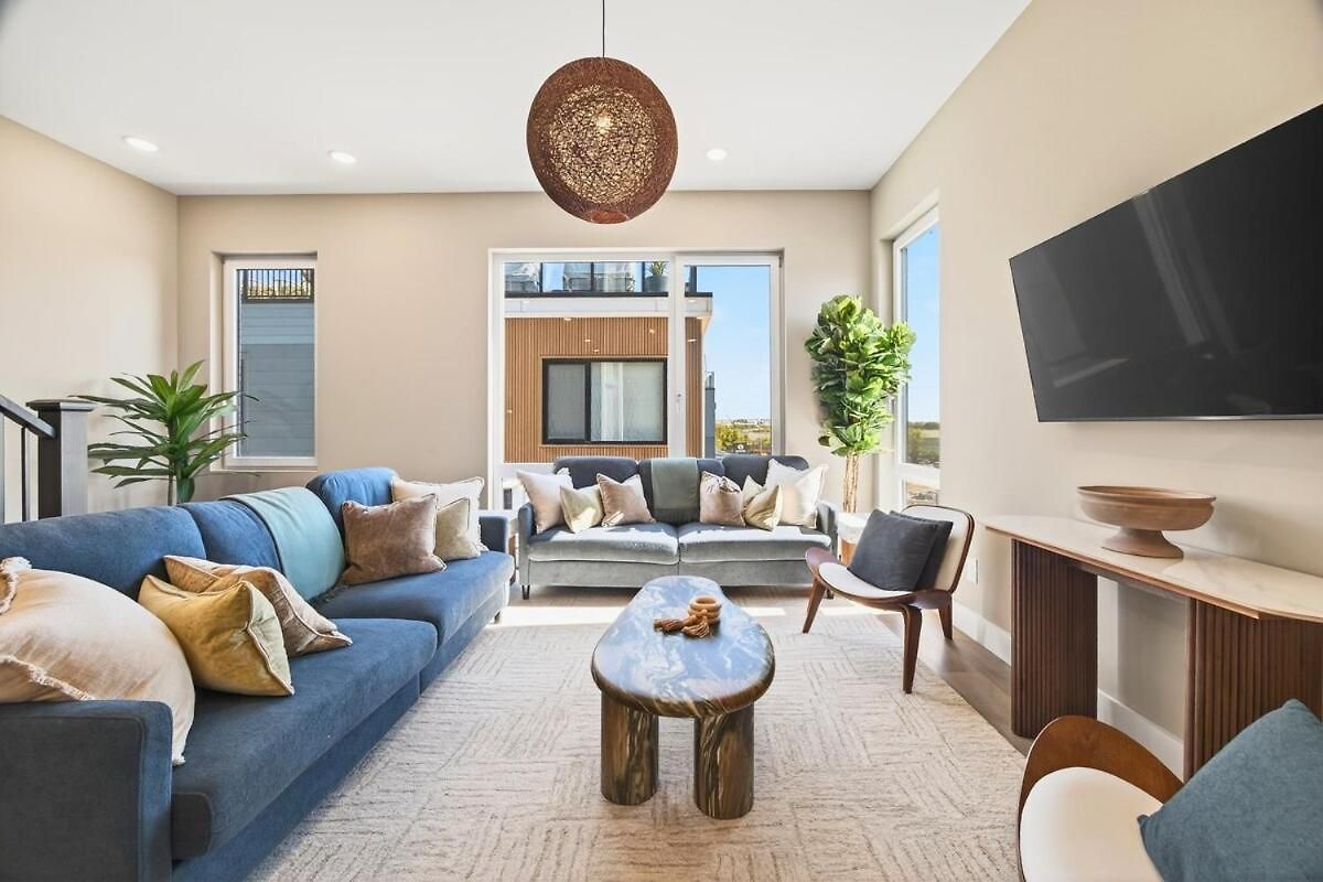 Lux Retreat Xl Group Skyline Game 3 Mi Dt Apartment