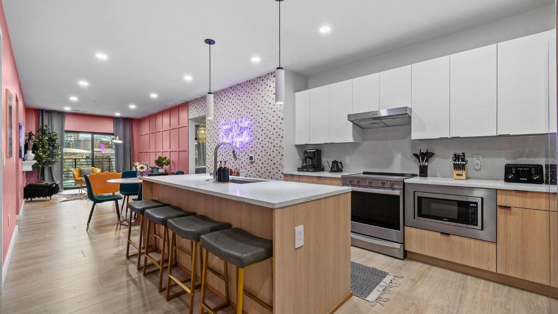 Apartment Walk To Broadway- Pool & Cabanas-luxury Nashville