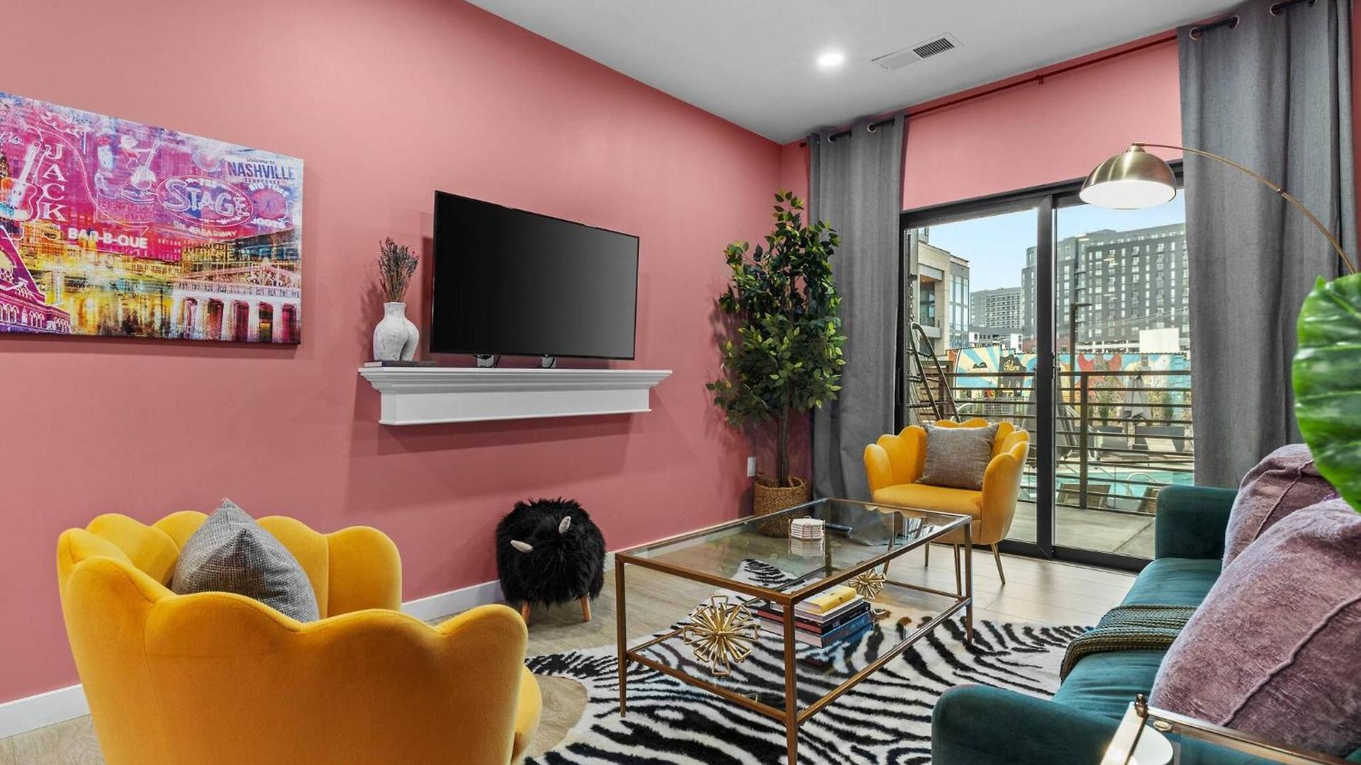 Apartment Walk To Broadway- Pool & Cabanas-luxury Nashville