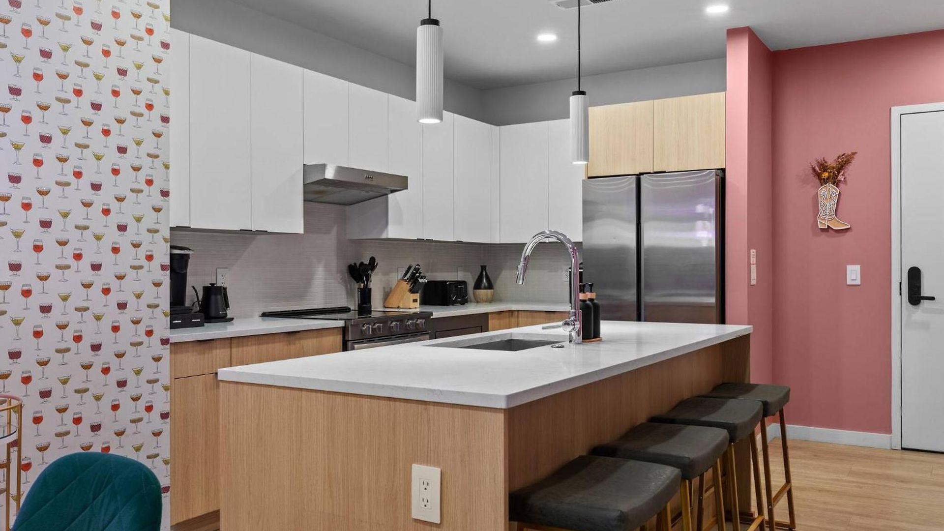 Walk To Broadway- Pool & Cabanas-luxury Apartment