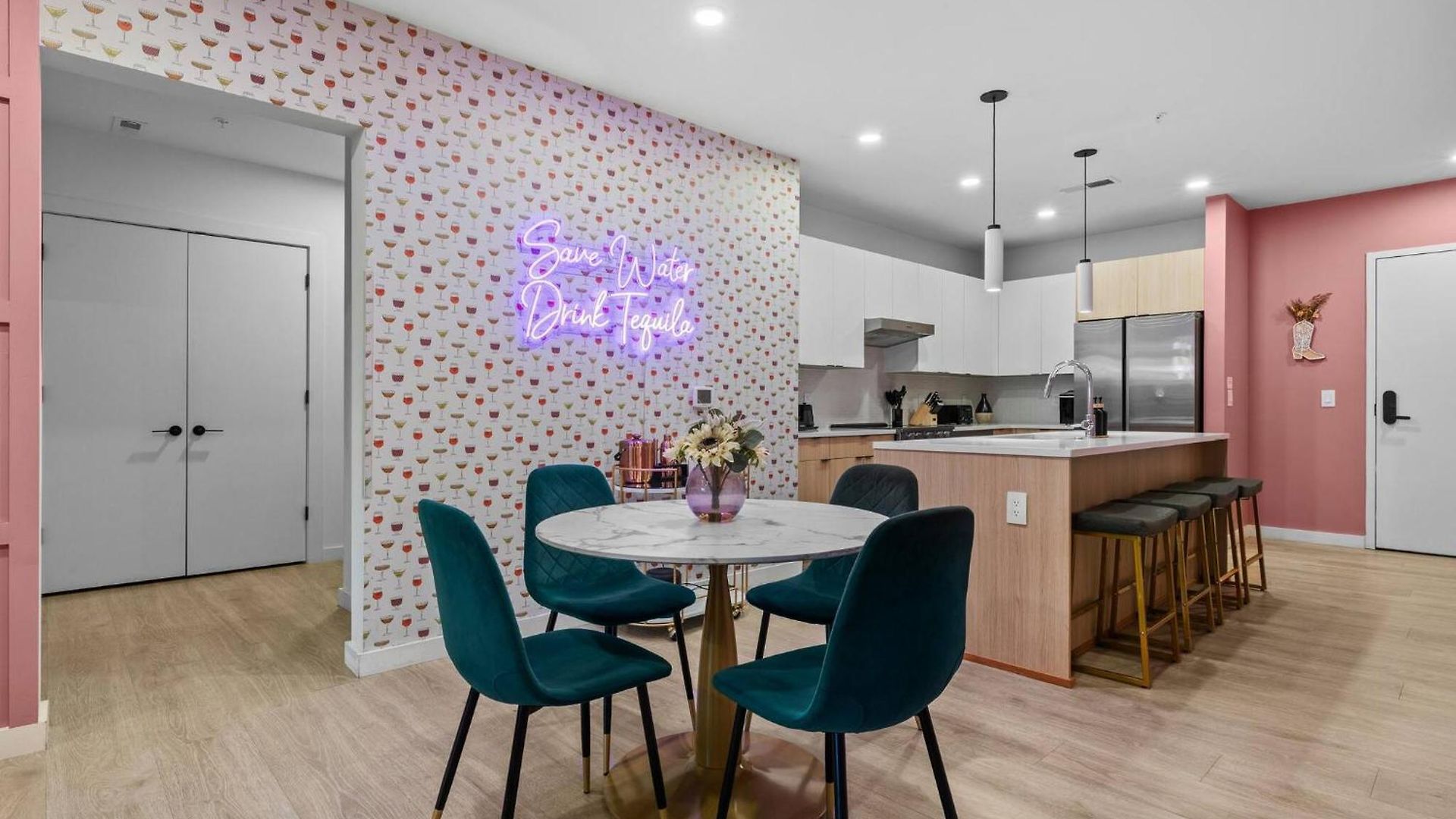 Apartment Walk To Broadway- Pool & Cabanas-luxury Nashville