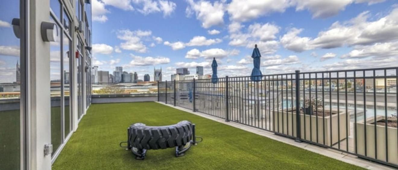 Posh Castle Pool Gym Parking Apartment Nashville
