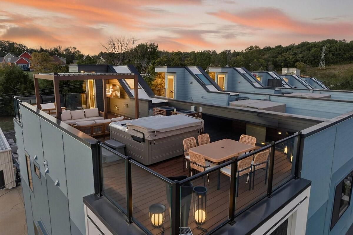 Lux Retreat Xl Group Skyline Game 3 Mi Dt Nashville