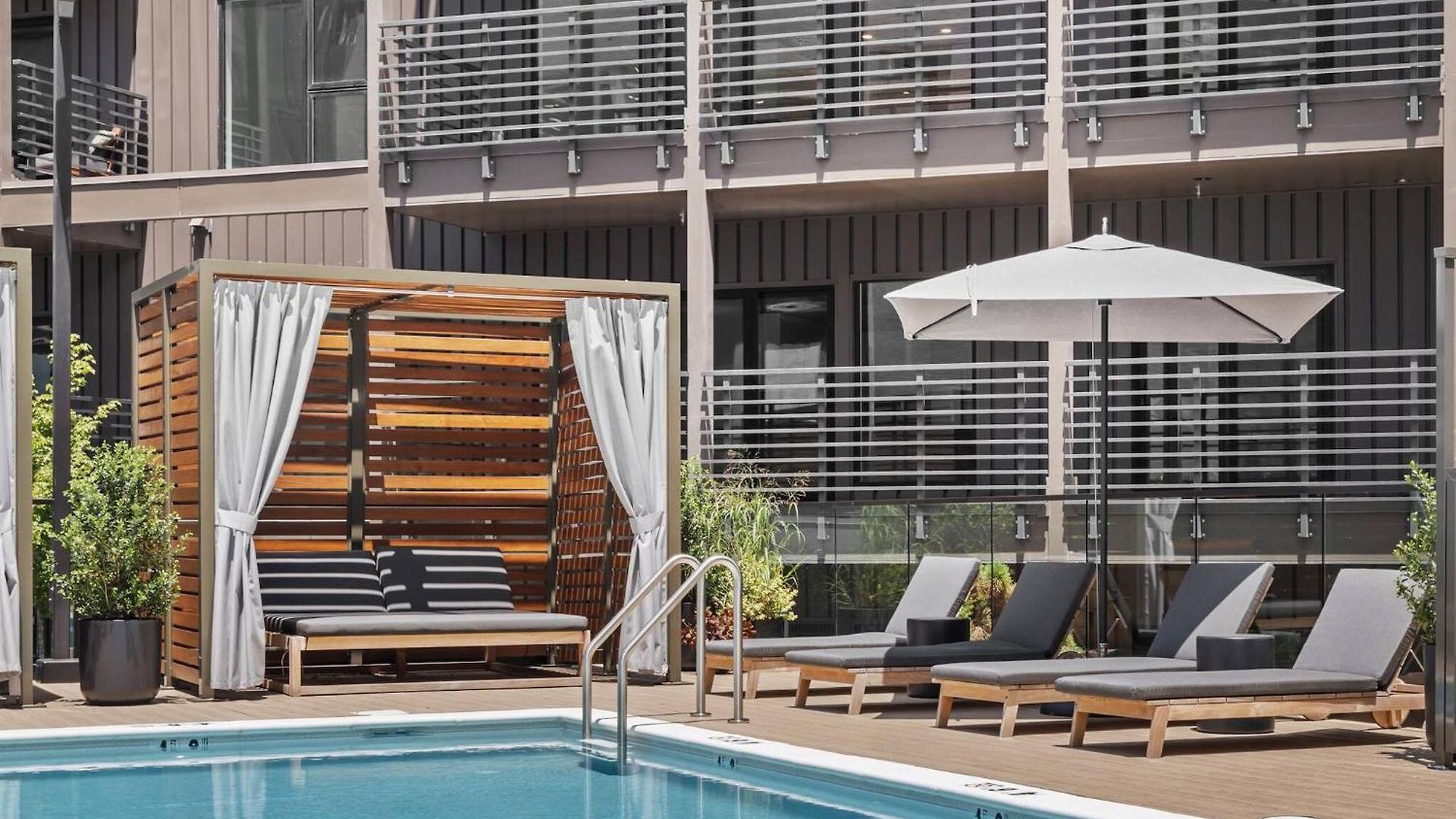 Walk To Broadway- Pool & Cabanas-luxury Apartment Nashville